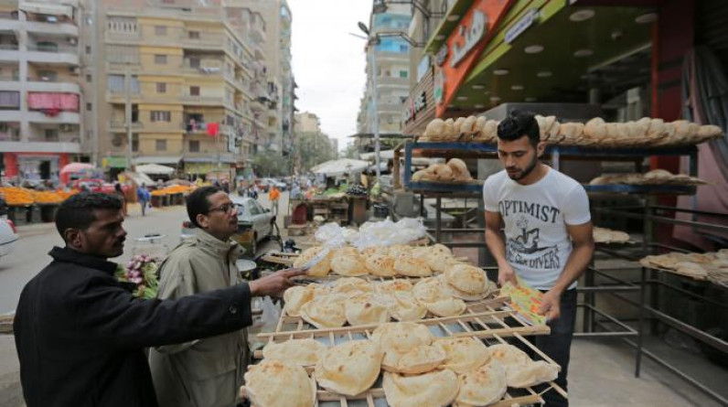 قاع جديد للجنيه... والمصريون يغرقون في الغلاء والديون